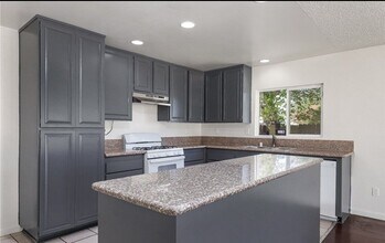 44518 Benald St in Lancaster, CA - Foto de edificio - Building Photo