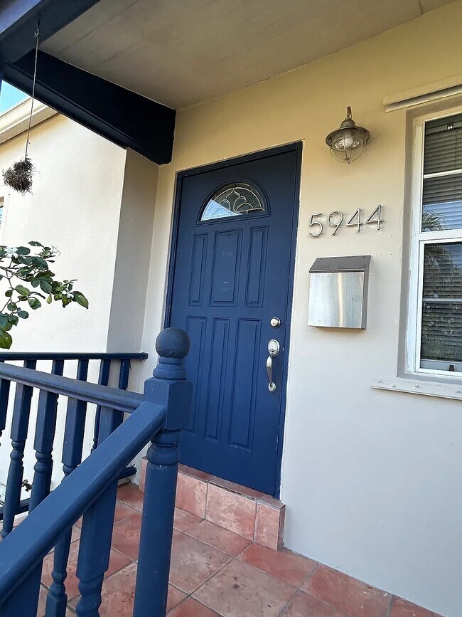 5944 SW 41st St in Miami, FL - Building Photo - Building Photo