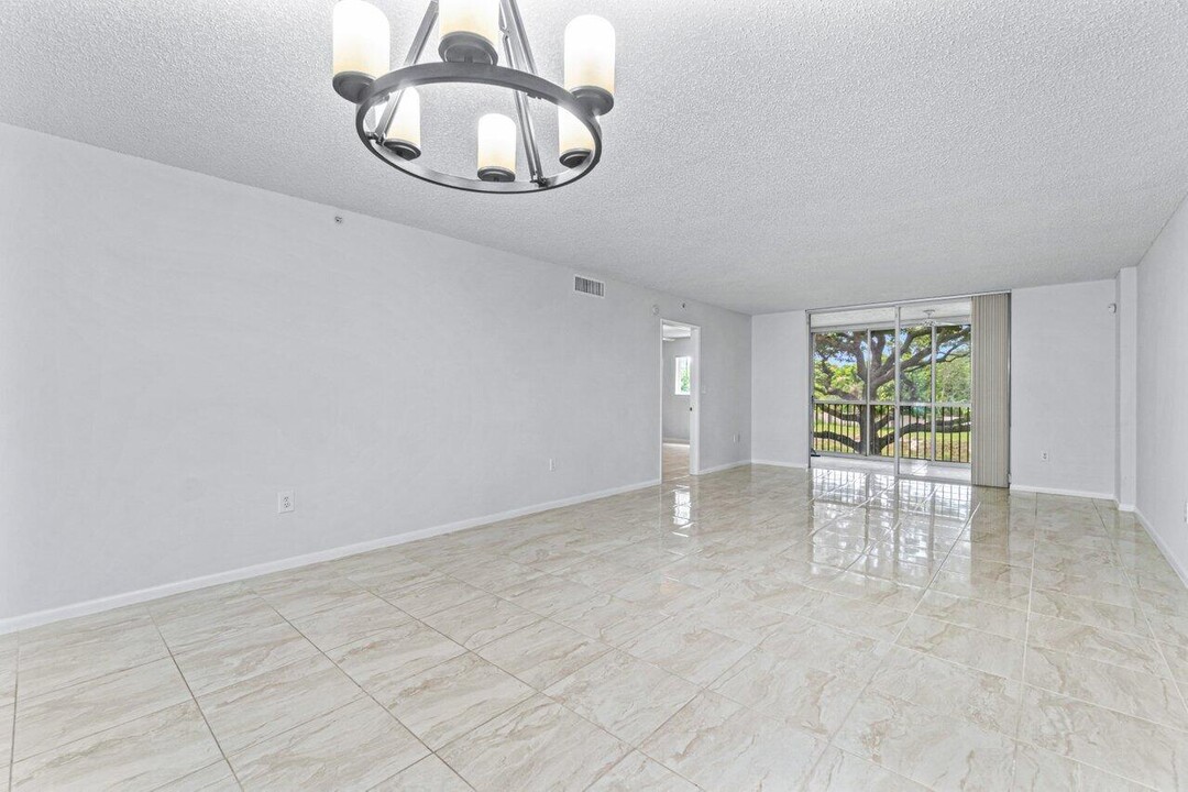 4734 Lucerne Lakes Blvd in Greenacres, FL - Foto de edificio