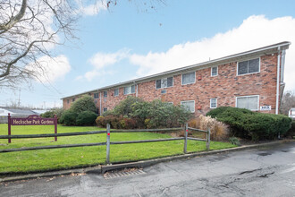 Heckscher Park Gardens in Huntington, NY - Foto de edificio - Building Photo