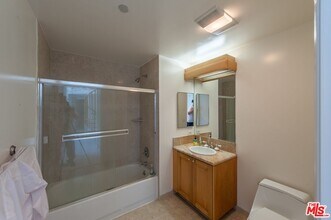 12222 Wilshire Blvd in Los Angeles, CA - Building Photo - Building Photo