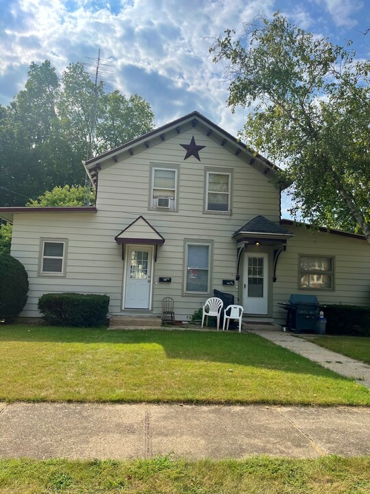 318 W Hurlbut Ave in Belvidere, IL - Building Photo