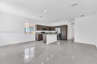 642 NW 15th Ave, Unit 642 in Fort Lauderdale, FL - Foto de edificio - Building Photo