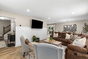 4575 Oakestia St in Commerce Township, MI - Building Photo