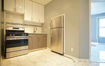 Gates Avenue, Unit 1 in Brooklyn, NY - Foto de edificio - Building Photo