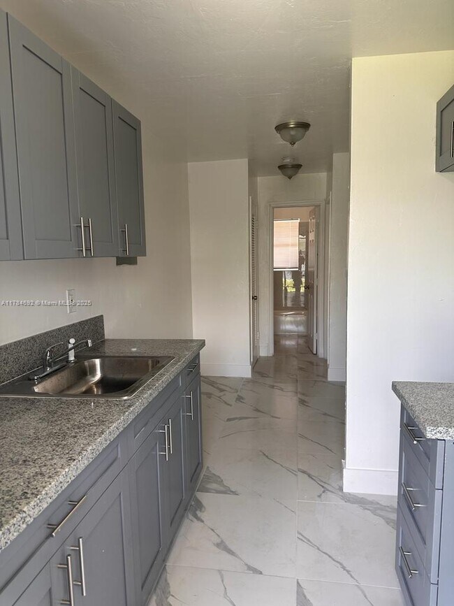 15990 NE 19th Ct-Unit -2 in North Miami Beach, FL - Building Photo - Building Photo