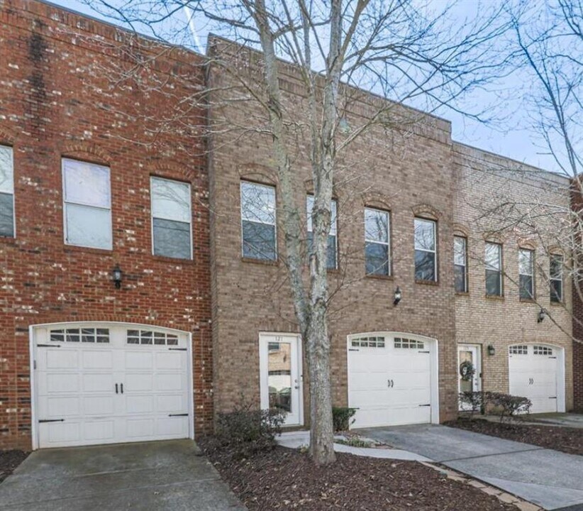 121 Riverwatch Ct in Canton, GA - Building Photo