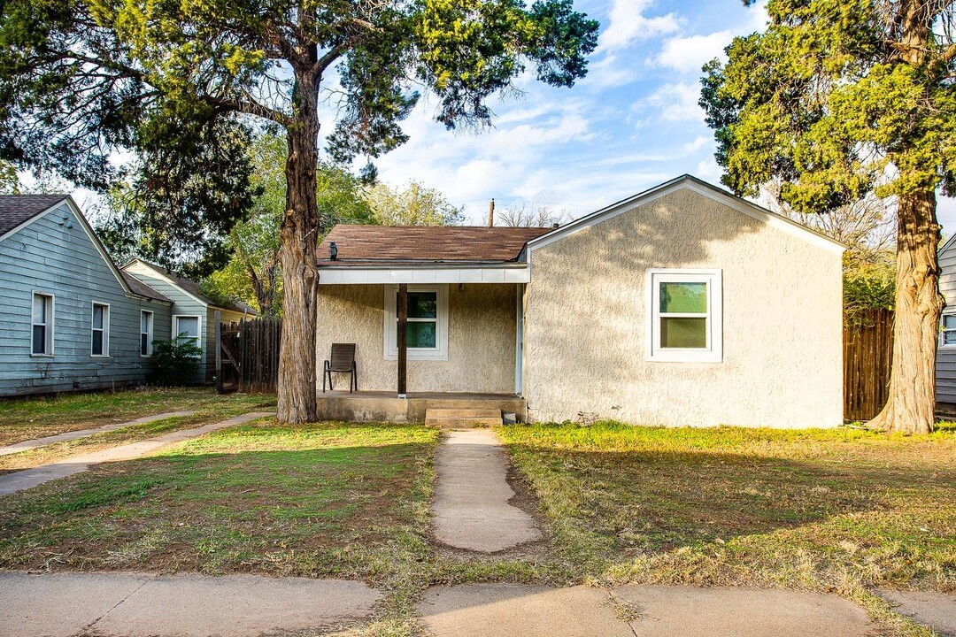 2426 24th St in Lubbock, TX - Building Photo