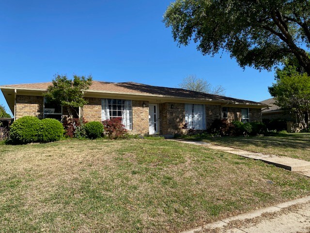 2410 Meadow Creek Dr in Carrollton, TX - Building Photo