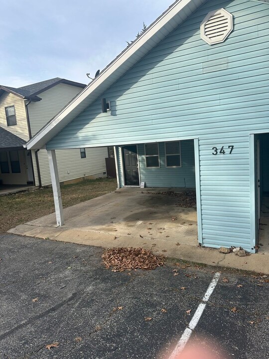 347 Hawthorne St in Hollister, MO - Building Photo