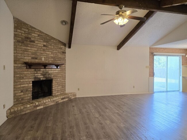 136 Bowie Ln in Hewitt, TX - Building Photo - Building Photo