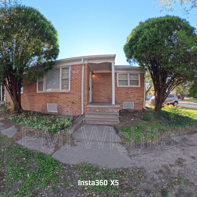 6163 E Boston St in Wichita, KS - Foto de edificio - Building Photo