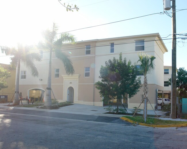 720 NW 61st St in Miami, FL - Foto de edificio - Building Photo