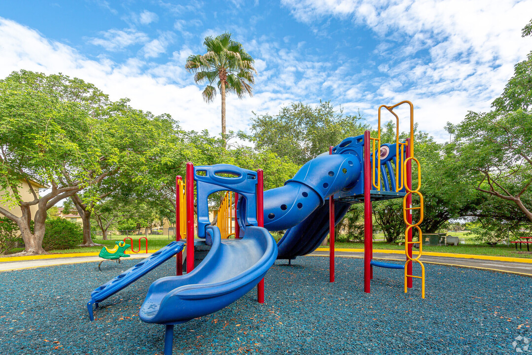 Fairway View in Hialeah, FL - Foto de edificio