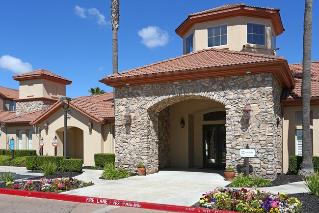 Paseo Villas Apartments in Manteca, CA - Foto de edificio - Building Photo