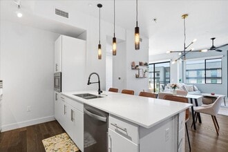 3131 N Central Ave, Unit 4001 in Phoenix, AZ - Foto de edificio - Building Photo