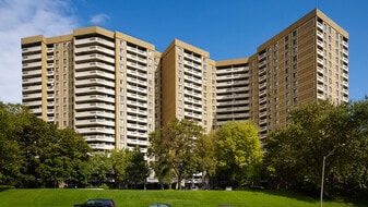 The Arista in Mississauga, ON - Building Photo