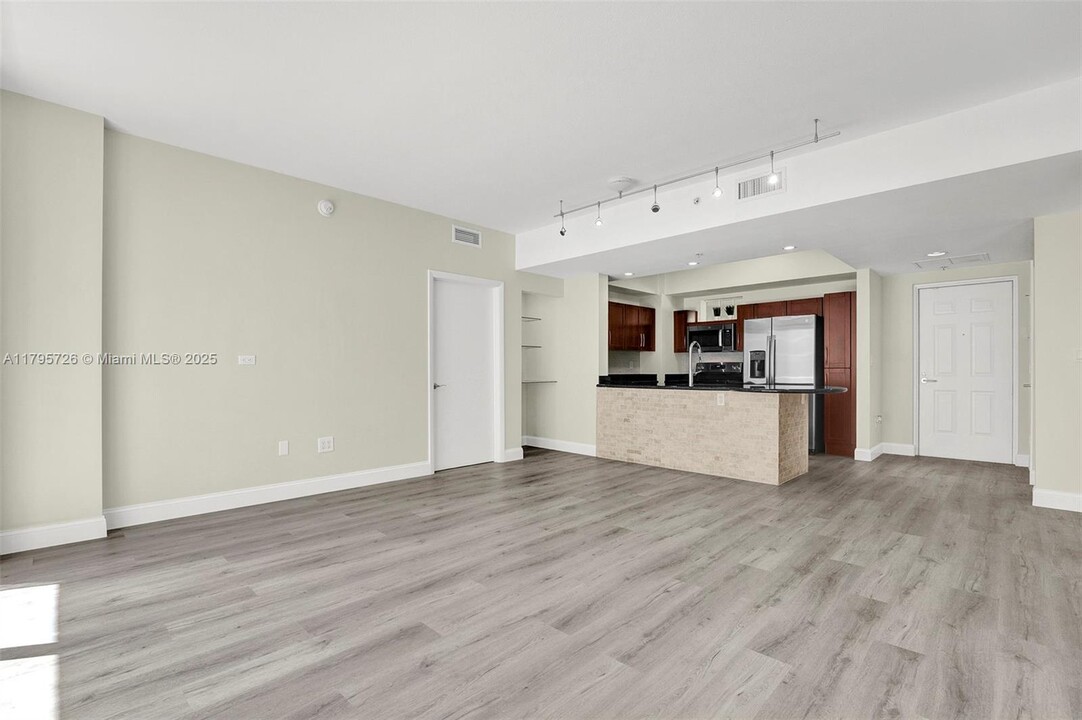 7280 SW 89th St in Kendall, FL - Building Photo