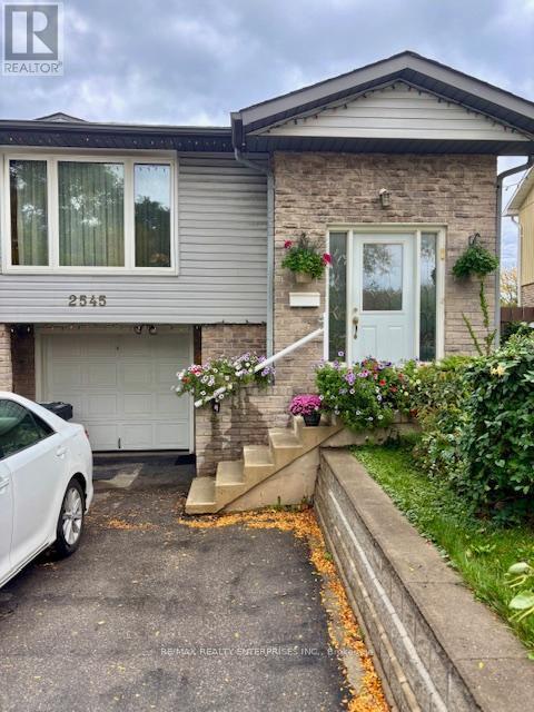 2545 Cobbinshaw Cir in Mississauga, ON - Building Photo