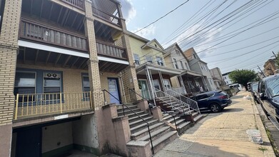 40 W 17th St in Bayonne, NJ - Building Photo - Building Photo