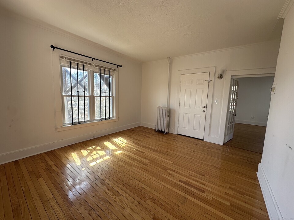 416 West St in Bristol, CT - Building Photo