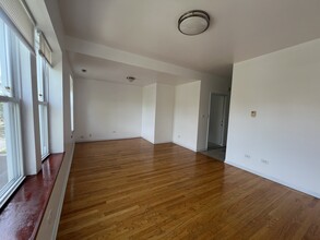 3135 W 40th Pl, Unit 2 nd Floor in Chicago, IL - Building Photo - Building Photo