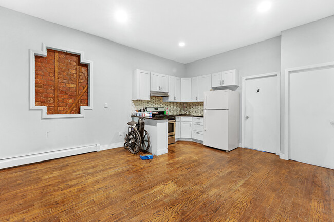 166 Atkins Ave in Brooklyn, NY - Building Photo - Interior Photo