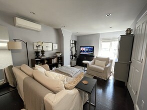 37 Gray St, Unit 3 in Boston, MA - Foto de edificio - Building Photo