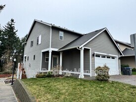2402 Seringa Ave in Bremerton, WA - Building Photo