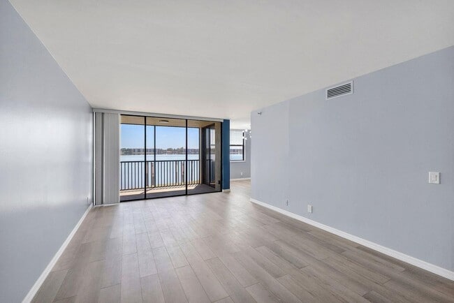 105 Lake Emerald Dr, Unit 108 in Oakland Park, FL - Building Photo - Building Photo