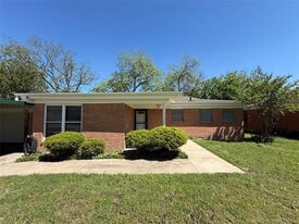1135 Park Center St in Benbrook, TX - Building Photo