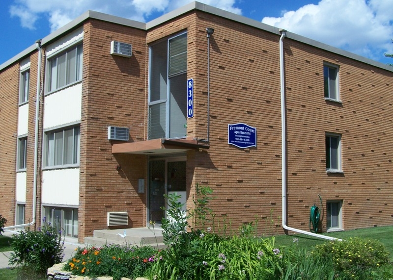 Fremont Court in Bloomington, MN - Building Photo