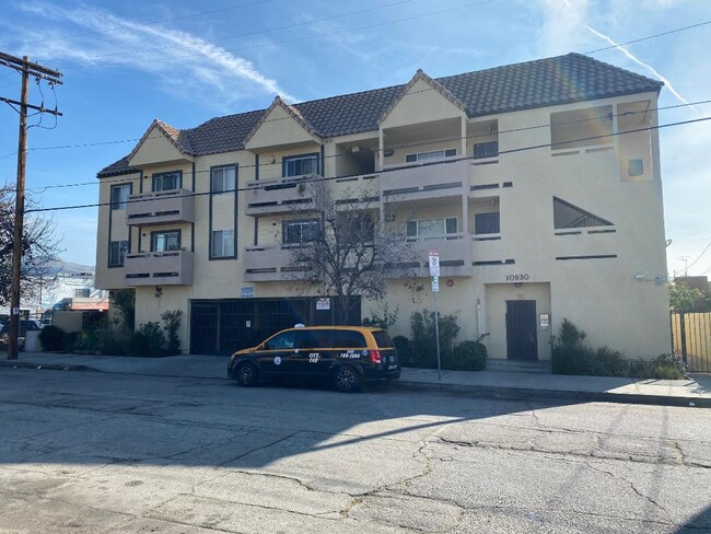 Ratner Apartments in Sun Valley, CA - Foto de edificio - Building Photo