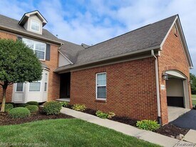 6146 Lone Oak Cir in Grand Blanc, MI - Building Photo