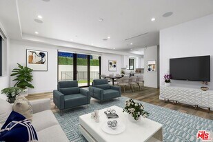 621 Huntley Dr in West Hollywood, CA - Building Photo