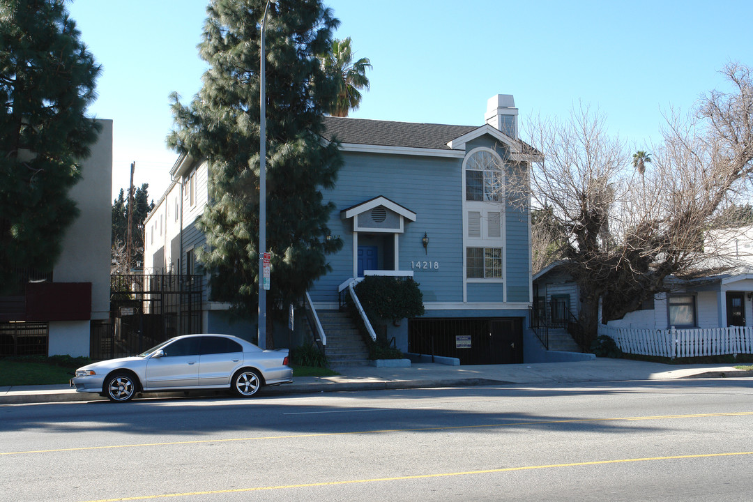 14218 Victory Blvd in Van Nuys, CA - Building Photo