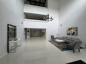 200 Lakeview Dr in Weston, FL - Building Photo - Building Photo