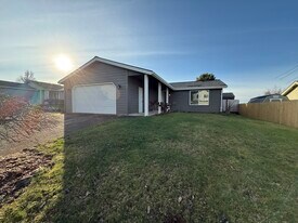 571 SE Mountain View Rd in Estacada, OR - Building Photo