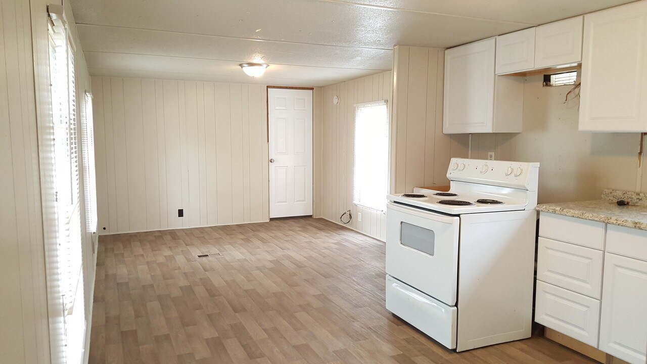 401 S Woodson St in Willis, TX - Foto de edificio