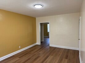 913 Saint Dunstans Rd, Unit A in Baltimore, MD - Building Photo