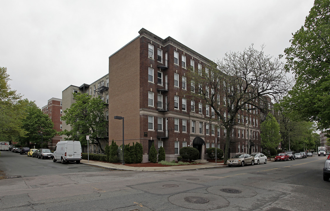 Washington Heights in Brighton, MA - Foto de edificio