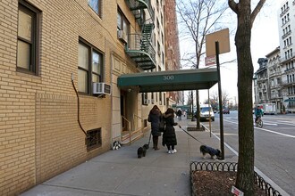 300 W 72nd St in New York, NY - Foto de edificio - Building Photo