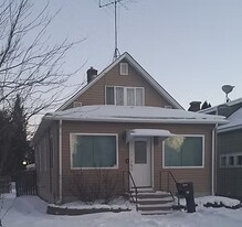 214 6th St NW in Chisholm, MN - Building Photo