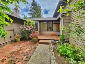 16827 NE 32nd St in Bellevue, WA - Building Photo - Building Photo