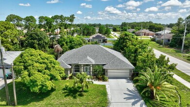 1701 SW Penrose Ave in Port St. Lucie, FL - Foto de edificio - Building Photo
