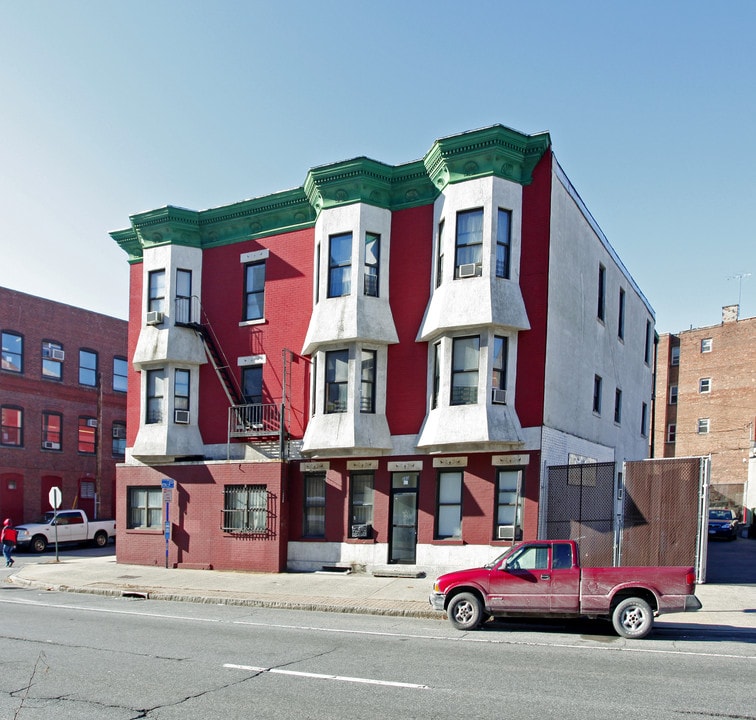 203 Riverdale Ave in Yonkers, NY - Building Photo