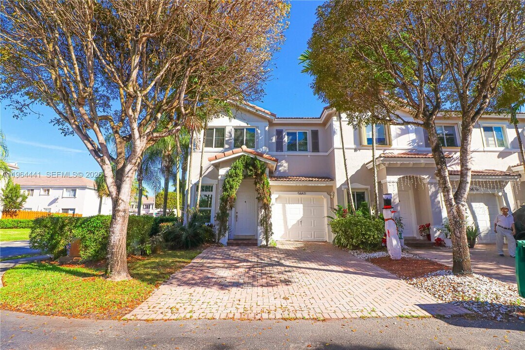 5663 NW 112th Pl in Doral, FL - Building Photo