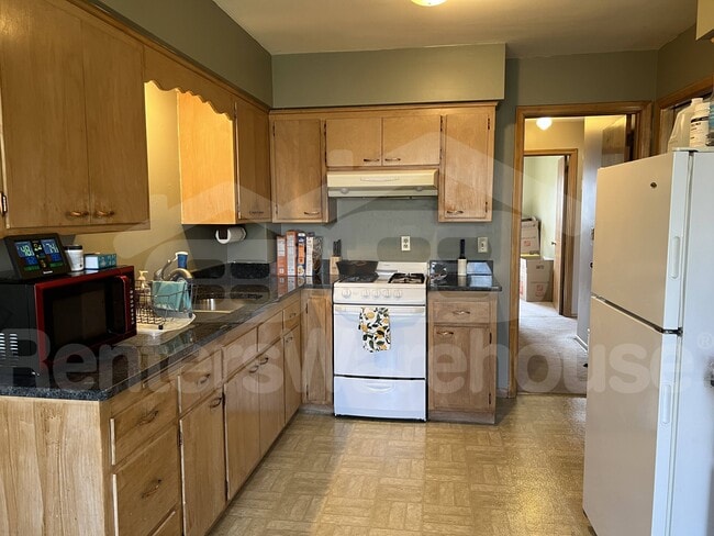 405 Monroe Pl in Hopkins, MN - Building Photo - Building Photo