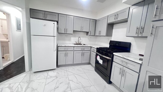 GUT RENOVATED VERY LARGE 3 BEDEROOMS W/ PR in Brooklyn, NY - Building Photo - Building Photo