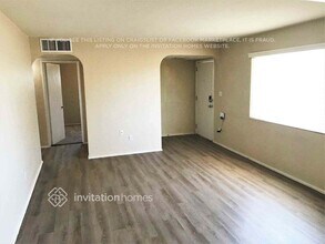 3026 W Lawrence Ln in Phoenix, AZ - Foto de edificio - Building Photo